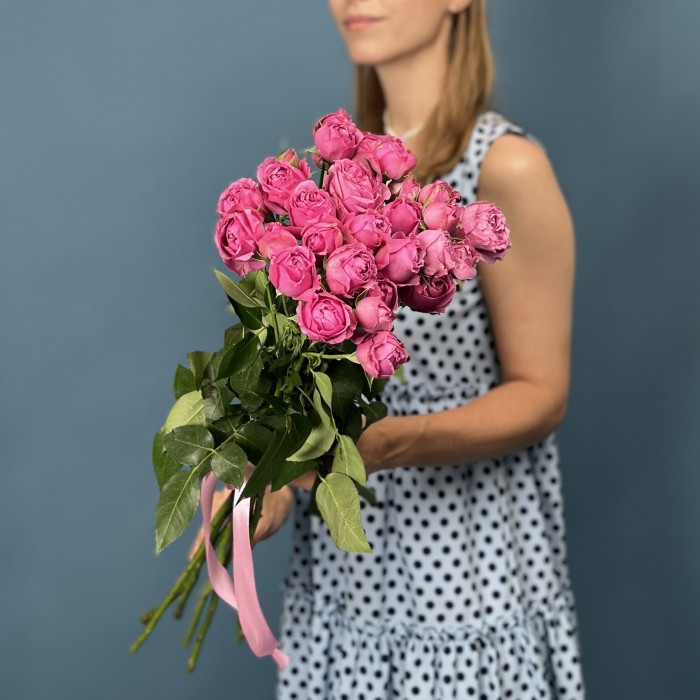 7 кустовых пионовидных роз Мисти Баблс 60 см